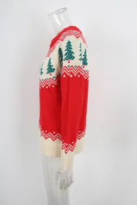 Vue latérale détaillée d'un pull en tricot pour femme avec motif de sapin de Noël