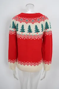 Vue détaillée d'un pull en maille jacquard rouge et blanc avec motif sapin de Noël