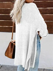 Rückansicht eines weißen langen Strickcardigans mit lockerer Passform und Seitenschlitz.