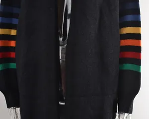 Vue détaillée d'un cardigan noir en maille avec des manches rayées aux couleurs de l'arc-en-ciel.