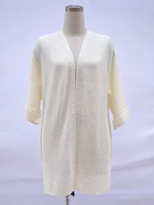 Detailansicht eines weißen mittellangen Strickcardigans auf einer Schaufensterpuppe