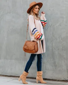 Photo plein pied d'une femme portant un cardigan en maille ample avec manches arc-en-ciel