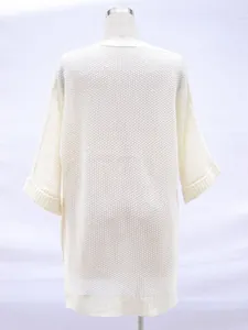 Rückansicht eines cremefarbenen Oversize-Strickcardigans mit Waffelstruktur