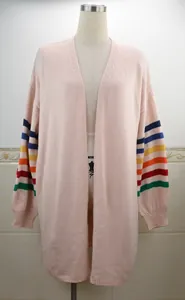 Vue détaillée du gilet en maille rose avec des rayures arc-en-ciel sur les manches