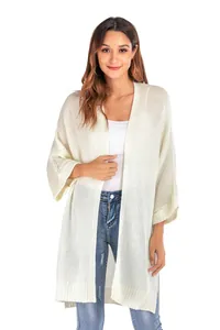 Lässige lange weiße Strickjacke für Damen, kombiniert mit Jeans und Top