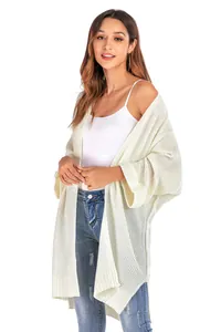 Nahaufnahme der gemütlichen Strickstruktur dieses eleganten weißen langen Cardigans