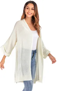 Detailansicht der weichen Strickstruktur dieser cremefarbenen, langen Damenstrickjacke.