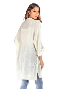 Rückansicht des cremefarbenen Strickcardigans mit strukturierter Strickoptik und Passform.