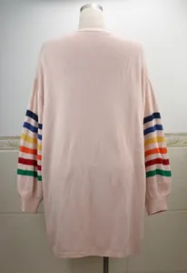 Vue arrière d'un cardigan en maille rose avec manches arc-en-ciel sur un mannequin