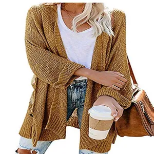Detailansicht eines lässigen langen senfgelben Damen-Strickcardigans in lockerer Passform