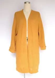 Detailansicht eines senfgelben, mittellangen Cardigans aus grobem Strickstoff auf einer Puppe