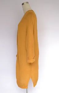 Seitenansicht eines langen senfgelben Strick-Cardigans mit Seitenschlitzen und Umschlagbündchen.