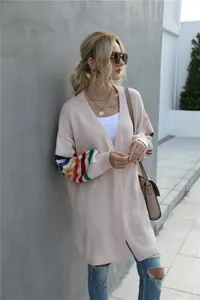 Gilet en maille rose ample avec des détails de manches à rayures arc-en-ciel colorées
