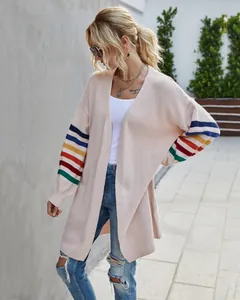 Gros plan du cardigan rose oversize avec manches bouffantes à rayures arc-en-ciel