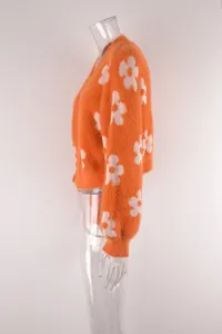 Vista lateral de cárdigan corto naranja peludo con bonitos patrones florales blancos