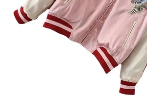Sukosuka-Stickerei-Souvenirjacke mit rosa Stoff und Kranich-Motiv-Detail Ansicht