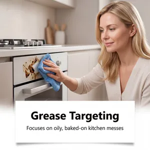 Detalle de una mujer limpiando la grasa de un horno con un paño de microfibra azul