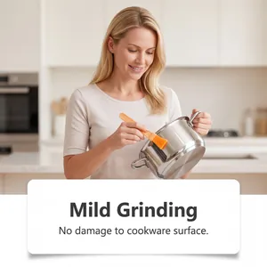 Close-up van de milde reinigende werking van roestvrijstalen pasta op een kookpot