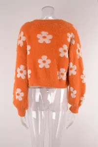 Vista posterior detallada de un suéter de punto naranja con estampado de flores