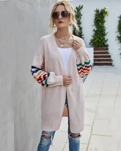 Gilet en maille oversize décontracté avec manches à rayures arc-en-ciel en beige