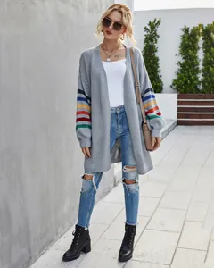 Gilet en maille gris pour femme avec rayures arc-en-ciel colorées aux manches et coupe ample