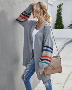 Gilet gris en maille pour femme avec manches à rayures arc-en-ciel et coupe ample