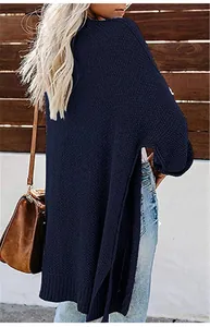 Rückansicht eines langen marineblauen Oversized-Strickcardigans mit Seitenschlitzen