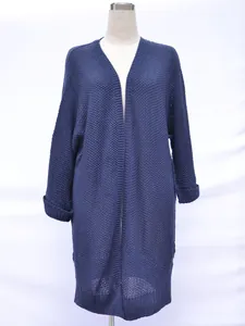 Detail der dunkelblauen, langen, einfarbigen Strickjacke für Damen in großen Größen