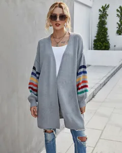 Gilet en maille gris surdimensionné avec manches rayées arc-en-ciel pour un look décontracté