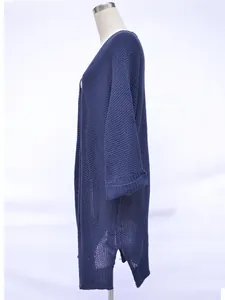 Detailansicht eines marineblauen langen Strick-Cardigans in Übergröße mit Seitenschlitz