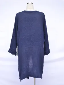 Rückansicht eines marineblauen mittellangen Strickcardigans auf einer Schaufensterpuppe