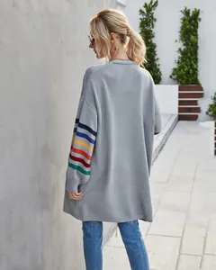 Détail du dos d'un cardigan gris pour femme avec des manches rayées aux couleurs de l'arc-en-ciel