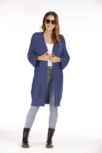 Frau trägt lange dunkelblaue Strickjacke in einem lässigen Studio-Ambiente