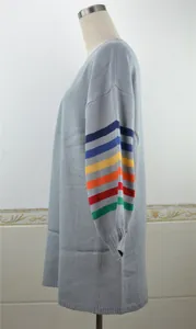 Vue détaillée de profil d'un gilet gris en tricot avec des manches arc-en-ciel