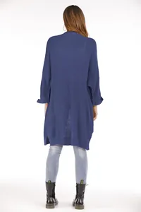 Rückansicht einer marineblauen mittellangen Strickjacke für Damen in lockerer Passform