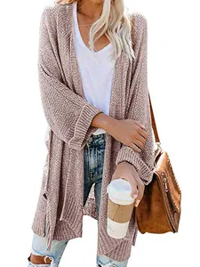 Detailansicht eines übergroßen Damenstrick-Cardigans in Mauve mit Textur.
