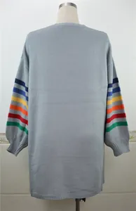 Pull en maille gris avec manches à rayures arc-en-ciel, vue de dos détaillée