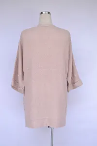Detaillierte Rückansicht einer stilvollen langen rosa Strickjacke an einer Schaufensterpuppe