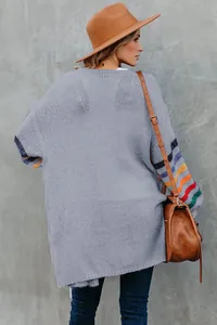 Gilet gris oversize avec manches à rayures colorées pour un look décontracté
