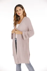 Detailansicht des mittellangen lila Strick-Cardigans für Damen mit grober Textur