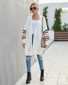 Gilet en maille blanc décontracté avec manches à rayures arc-en-ciel pour femmes
