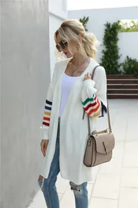 Gilet long en maille blanche pour femme avec rayures colorées aux manches, style décontracté