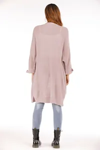 Rückansicht eines hochwertigen langen malvenfarbenen Strick-Cardigans für Damenmode