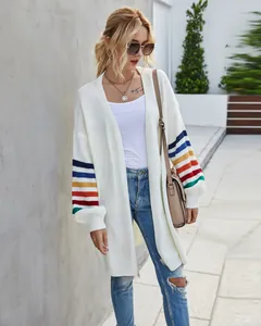 Vue détaillée d'un cardigan long blanc en maille avec des rayures arc-en-ciel sur les manches