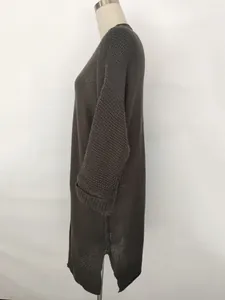 Detaillierte Seitenansicht der Strickstruktur und des Falls eines langen braunen Cardigans