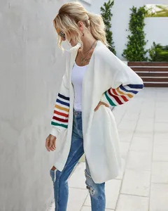Gilet en maille blanc surdimensionné avec rayures arc-en-ciel sur les manches