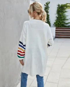 Vue arrière d'un gilet en maille blanc ample avec des manches rayées multicolores