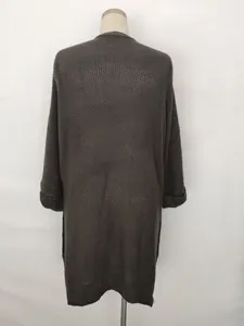 Rückansicht eines grauen langen Strick-Cardigans mit Fokus auf das Strickmuster.