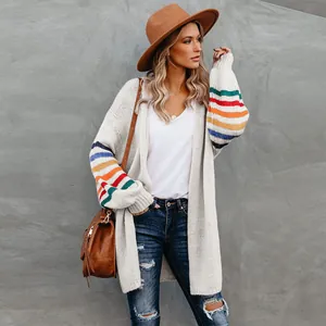 Gilet en maille blanche avec manches à rayures arc-en-ciel pour un look bohème chic