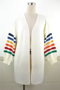 Cardigan blanc en maille avec manches à rayures arc-en-ciel éclatantes et coupe ample